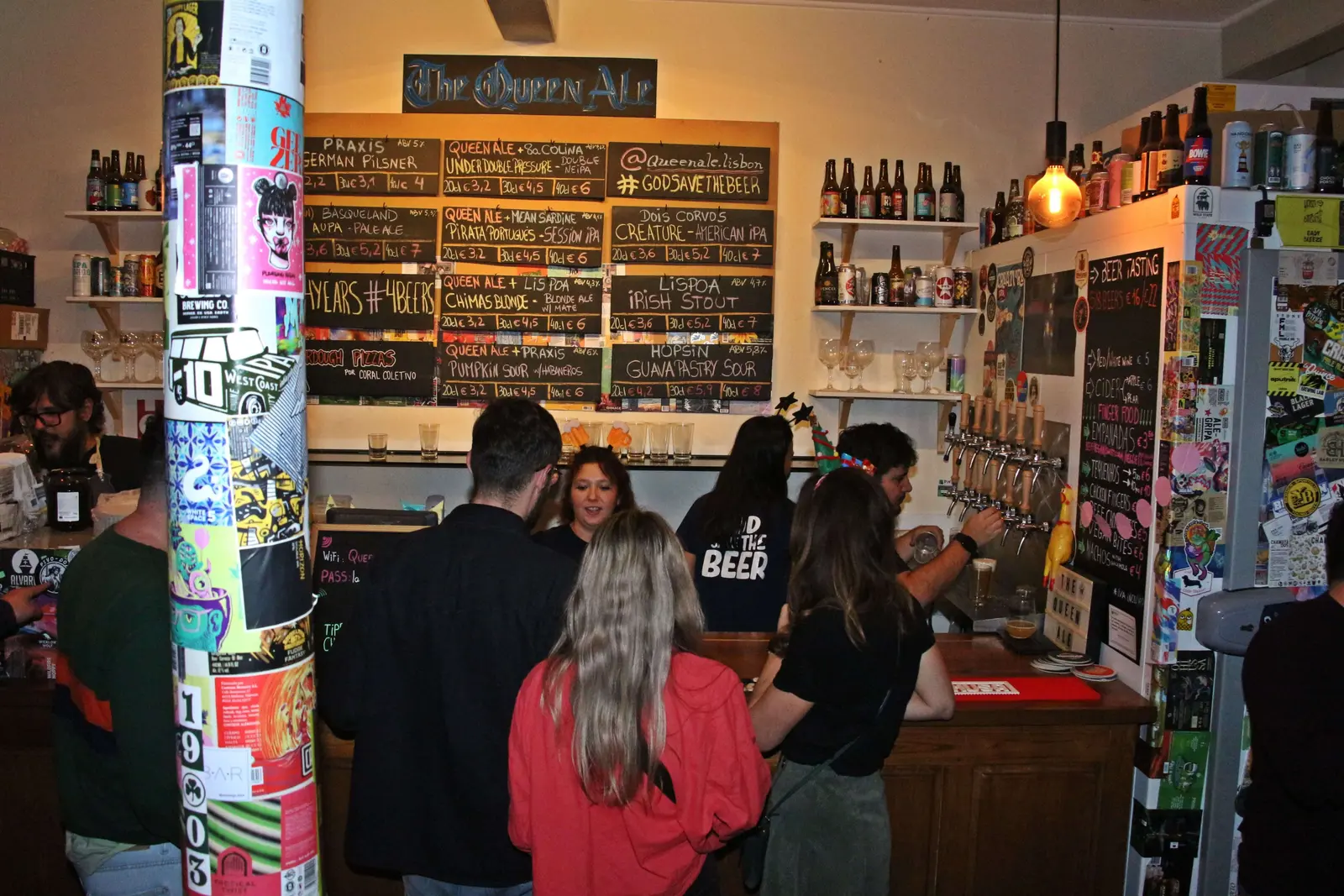 Interior do bar Queen Ale de cerveja artesanal em Lisboa