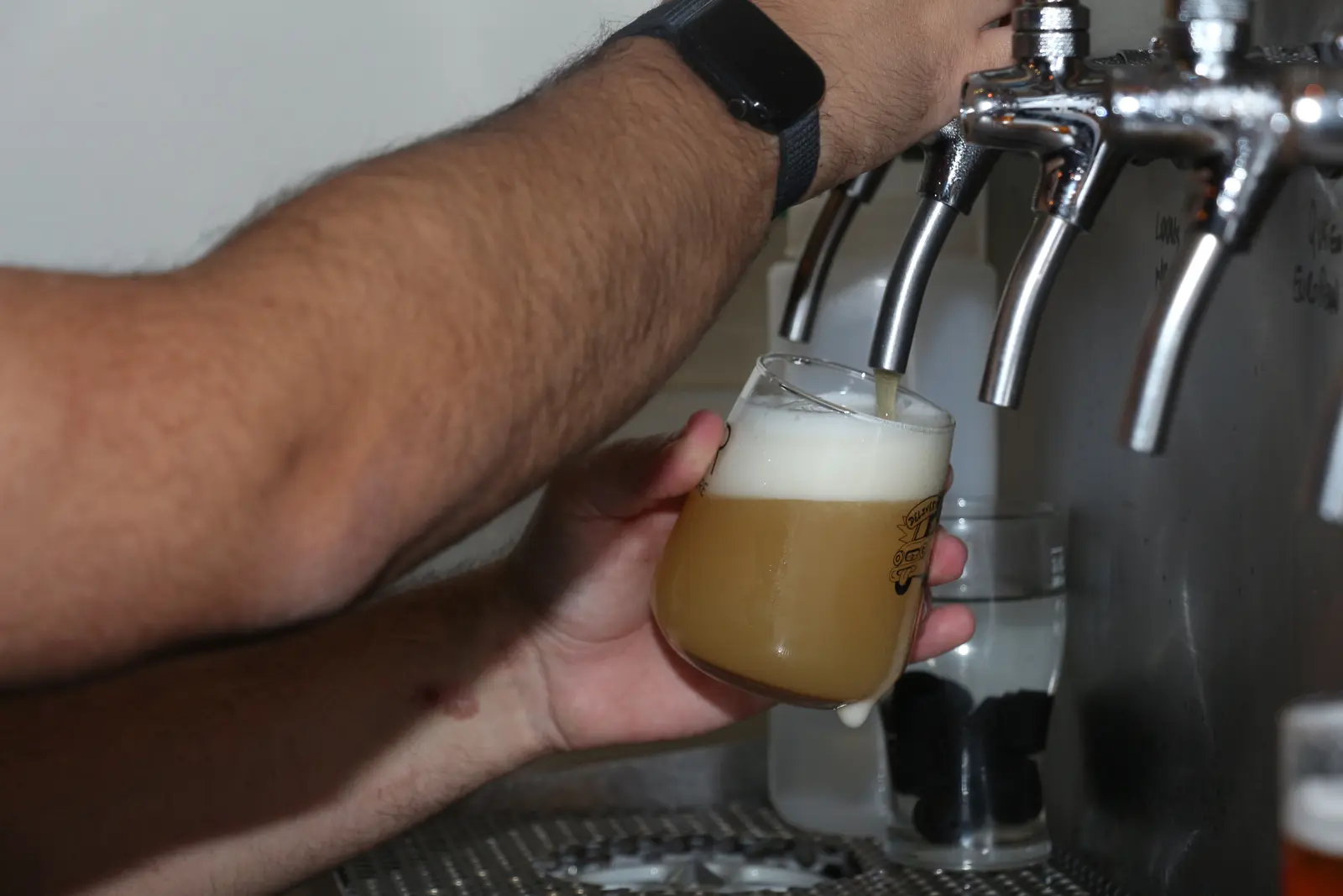 Copo de cerveja artesanal fresca no Queen Ale Lisboa