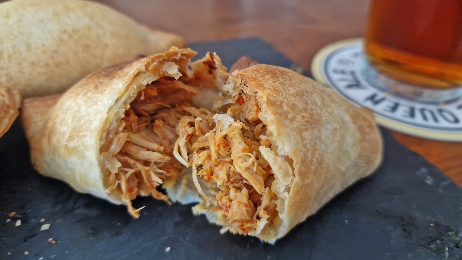 Empanadas servidas no Queen Ale em Arroios, Lisboa