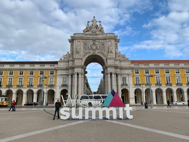 Painel do Web Summit na Praça do Comércio, junto ao Arco da Rua Augusta, em Lisboa