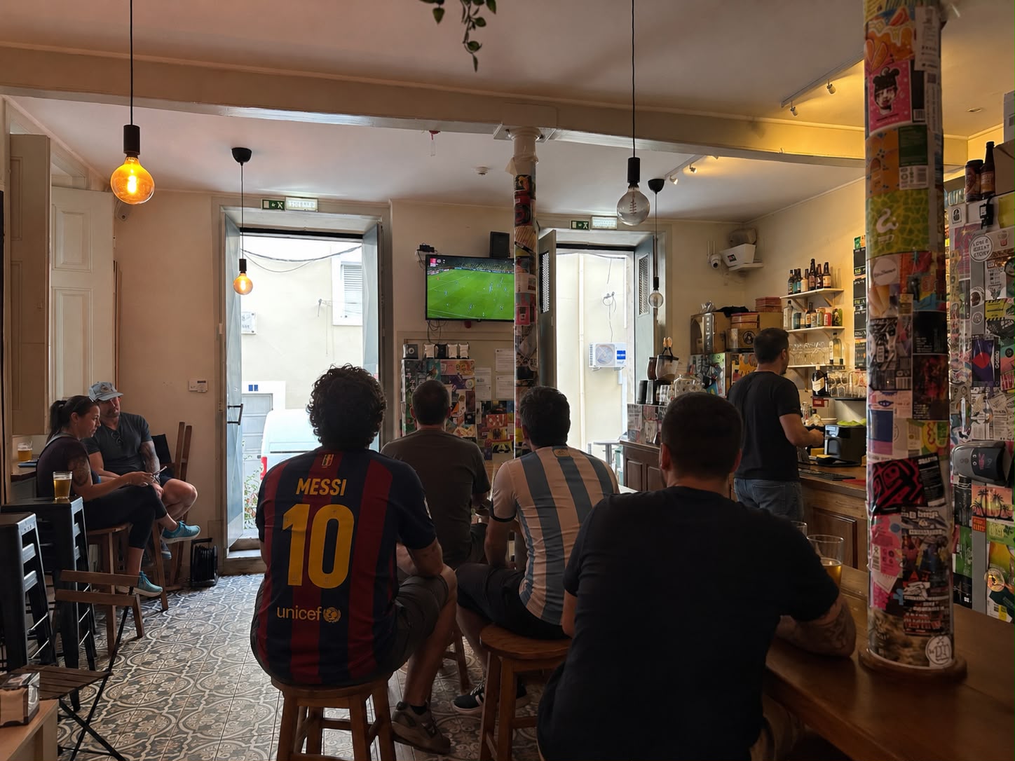 Amigos a ver futebol no Queen Ale, bar de cerveja artesanal em Lisboa