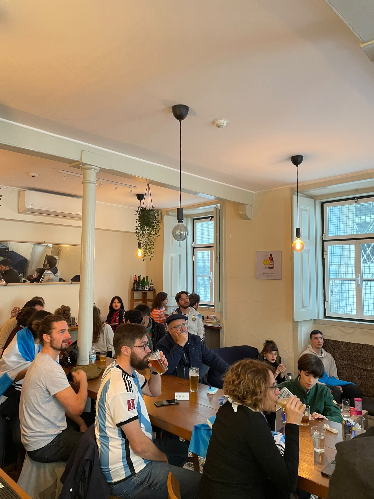 Cerveja artesanal e ambiente de dia de jogo no Queen Ale em Lisboa